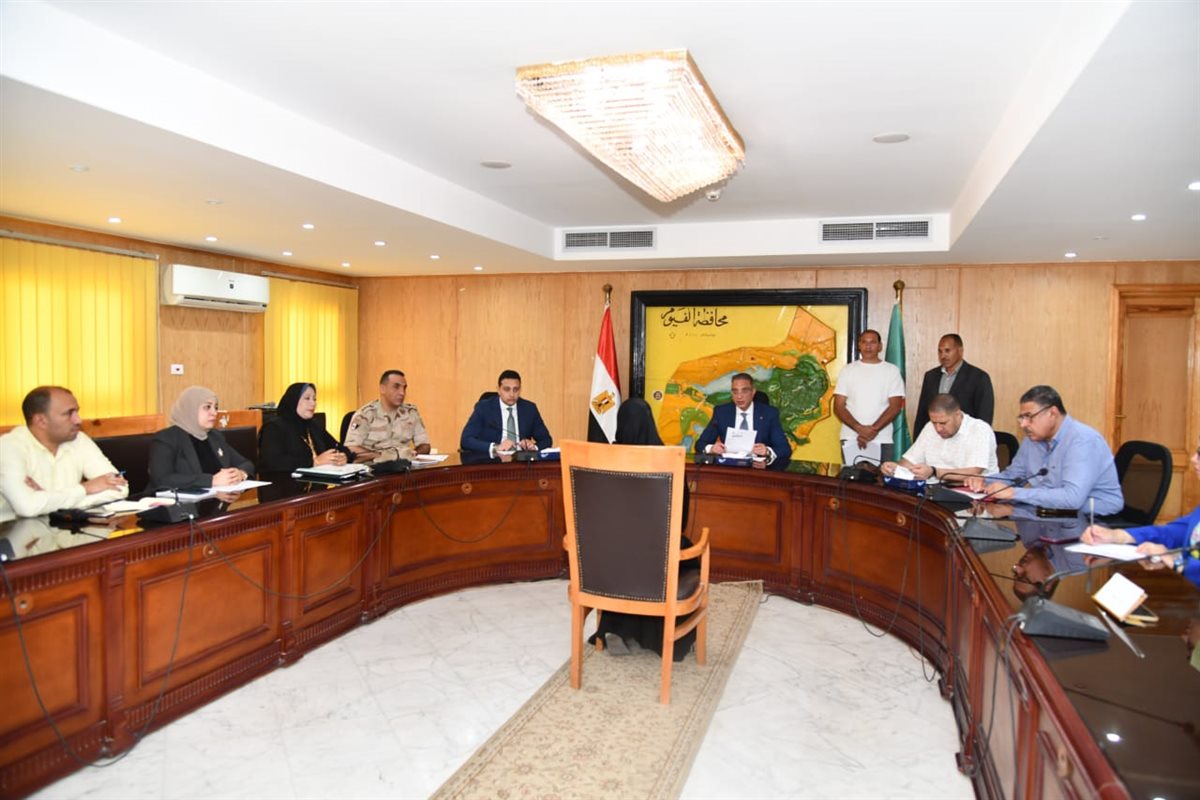 محافظ الفيوم يوجه بتوفير مساعدات مالية وتيسير إجراءات المعاشات للحالات الأولى بالرعاية