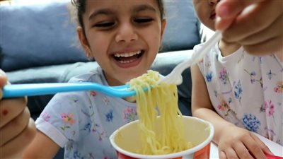 تحذيرات طبية من مخاطر النودلز بعد وفاة طفلين في الدقهلية