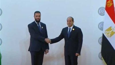 أول لقاء بين الرئيس السيسي وأحمد الشرع في القمة العربية الطارئة (فيديو)