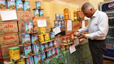 جولة ميدانية مفاجئة لمحافظ أسوان بالمعرض الدائم للسلع الغذائية بإدفو