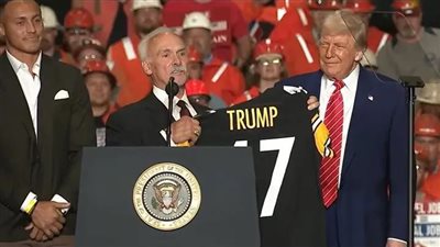 قميص هدية لـ ترامب برقم “47”من فريق رياضي.. هل يذكرك الرقم بشئ؟!