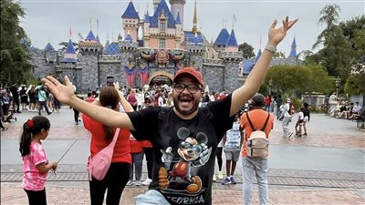 حيث تتحقق الأحلام.. حسام داغر يشارك جمهوره صوره من ديزني لاند في كاليفورنيا