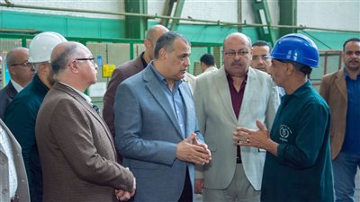 في زيارة مفاجئة.. وزير الإنتاج الحربي يتفقد مصنع 99 بحلوان