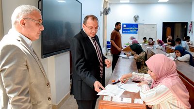 رئيس جامعة بني سويف يتفقد سير امتحانات الفصل الثاني بكليتي الآداب وعلوم الأرض