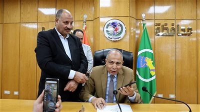 وسط أجواء الفرحة.. محافظ المنيا يهنئ أوائل الشهادة الإعدادية