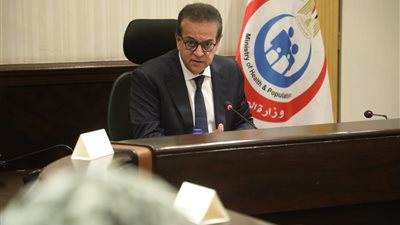 وزير الصحة يناقش مع هيئتي الدواء والشراء الموحد آليات كفاءة الإمداد الدوائي