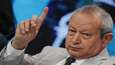 ساويرس يسخر من لافتة