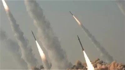 لحظة إطلاق صواريخ إيرانية على قاعدة عسكرية أمريكية في قطر.. شاهد الفيديو