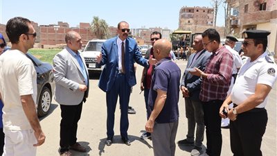 محافظ سوهاج يتفقد رصف طريق الشوش- بلصفورة- المنشاة بطول 5 كم