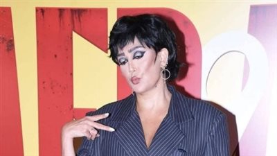غادة عبدالرازق ليست الوحيدة.. نجوم ونجمات أثاروا الجدل بإطلالات غريبة