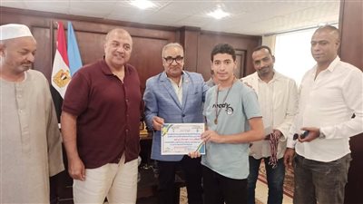 رئيس مدينة مرسى علم يكرم أوائل الشهادة الإعدادية من أبناء المدينة|صور