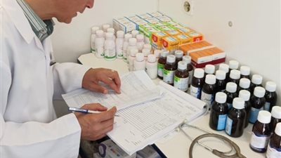 تمركز عيادة طبية متنقلة أمام شاطئ إدكو ضمن خطة القوافل العلاجية للتأمين الطبي