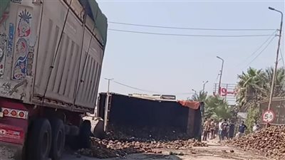 دون إصابات.. انقلاب سيارة نقل تريلا بالطريق الزراعي في القليوبية