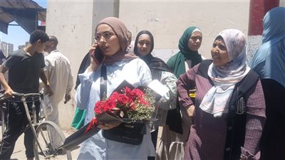 طلاب الثانوية العامة بالفيوم يحتفلون بالورود والشماريخ على أنغام المزمار