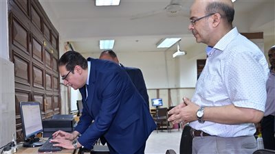 رئيس جامعة القاهرة يتفقد معامل التنسيق ويطمئن على جاهزيتها