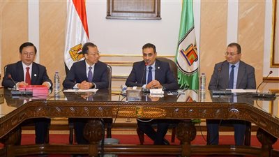 مباحثات لتعزيز التعاون الأكاديمي والبحثي بين جامعتي القاهرة وجنوب الصين