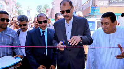 بالصور.. محافظ سوهاج يفتتح سوق اليوم الواحد بمدينة جهينة