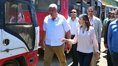 محافظ البحيرة تتابع أعمال رفع كفاءة أتوبيسات النقل الداخلي