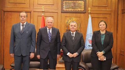 السفير محمد العرابي يشارك في لجنة مناقشة رسالة ماجستير بجامعة السويس