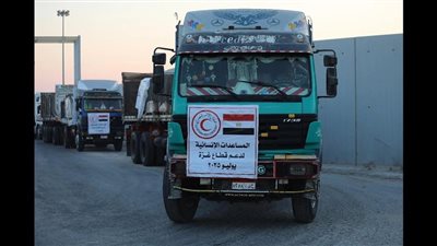 تحرك شاحنات «زاد العزة» نحو معبر كرم أبو سالم لإدخال المساعدات إلى غزة| فيديو