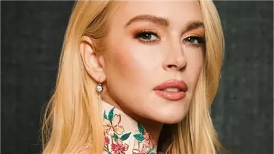 إطلالات أنيقة مستوحاة من الماضي.. ليندسي لوهان ونوستالجيا التسعينيات