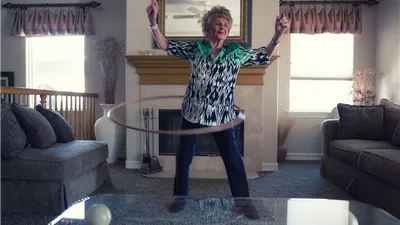 وفاة مخترعة طوق الهولا هوب عن عمر ناهز 101 عامًا.. من هي جوان أندرسون؟