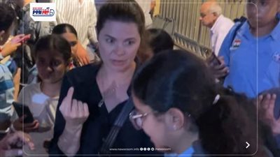 الجمهور يلتف حول يسرا اللوزي لالتقاط الصور أثناء مغادرتها عزاء لطفي لبيب