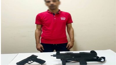 بعد تداول صورته وهو يحمل أسلحة نارية.. القبض على سمسار عقارات بالغربية