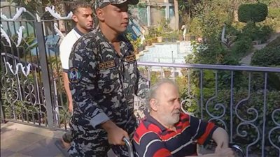 مشاهد إنسانية.. الشرطة تقدم المساعدة لكبار السن وذوي الهمم بانتخابات الشيوخ