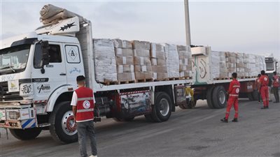الهلال الأحمر يدفع أكثر من 85 ألف سلة غذائية في قافلة «زاد العزة» الـ 18 لغزة