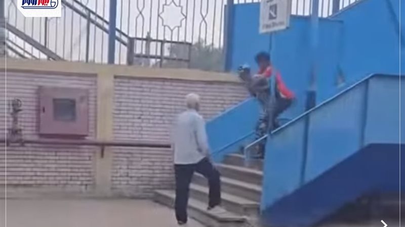 عسكري المترو يحمل