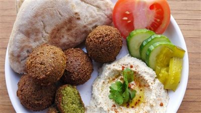 فطار اليوم فلسطيني: طريقة عمل الفلافل والخبز مع السلطة الشهية