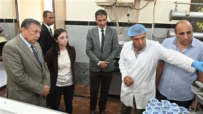 محافظ البحيرة تتفقد خطوط الانتاج الحديثة لمنتجات الألبان بمدرسة دمنهور