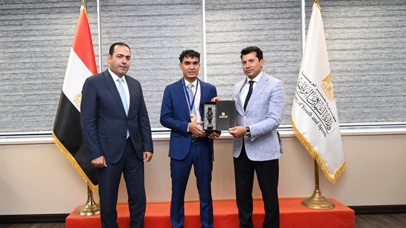 وزير الرياضة يلتقي