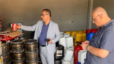 ضبط مصنعين غير مرخصين لتعبئة زيوت سيارات مجهولة المصدر بالدقهلية