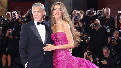 بعد شائعات انفصالهما.. أمل وجورج كلوني يخطفان الأنظار في فينيسيا