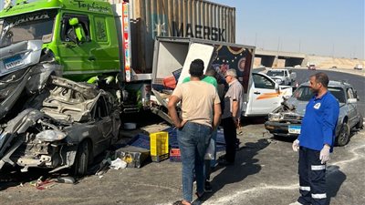 مصرع شخصين وإصابة 7 في تصادم سيارة نقل مع عدة سيارات بالأوتوستراد