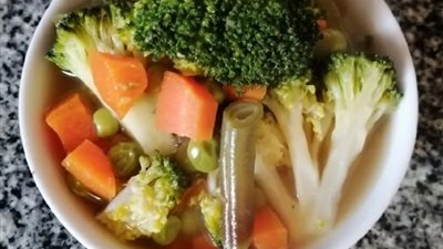 طريقة عمل شربة الخضار وصدور الفراخ..غداء لمرضي السكر  تعد وجبة مثالية