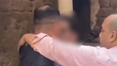 أسد المباحث يوقع بتاجر مخدرات شهير رغم هجوم الأهالي بحدائق القبة