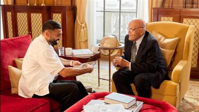 محمد صلاح ومجدي يعقوب.. صورة تجمع فخر مصر في الرياضة والطب