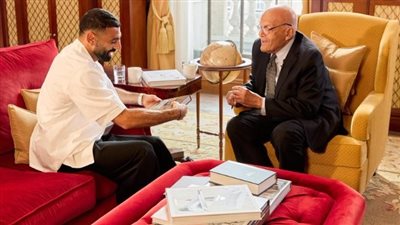 «لقاء القمة».. السير «مجدي يعقوب» يُهدي «محمد صلاح» أحد كتبه