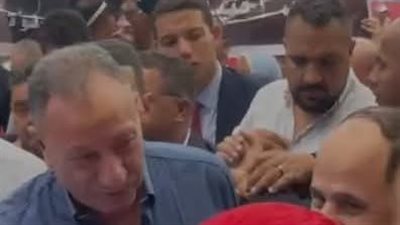 محبوب الجماهير.. طفلة بالنادي الأهلي تمزح مع الخطيب | فيديو