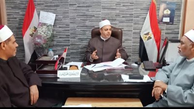 لمتابعة الانضباط الإداري والدعوي.. وكيل وقاف أسيوط يلتقي مديري الإدارات
