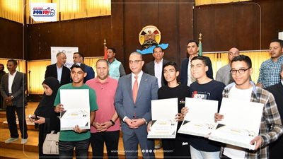 محافظ الفيوم يُكرم أوائل الشهادتين الإعدادية والثانوية والمتفوقين