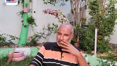 بين الحياة والموت.. انهيار والد فتاة أصيبت بطلقات نارية في مشاجرة بقنا (فيديو)