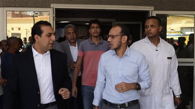 نائب محافظ قنا يطمئن على مصابي انقلاب ميكروباص في نجع حمادي