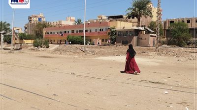 بنموت يوميا.. أهالي قوص بقنا يستغيثون لغلق من مزلقان غير شرعي يربط المدينة