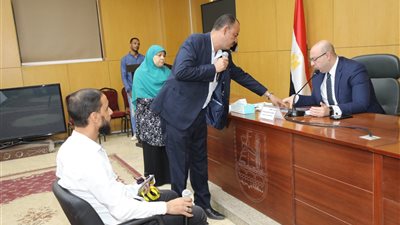 محافظ بنى سويف يقرر صرف إعانات مالية ويوجه بحل مشكلات بالمرافق الخدمية