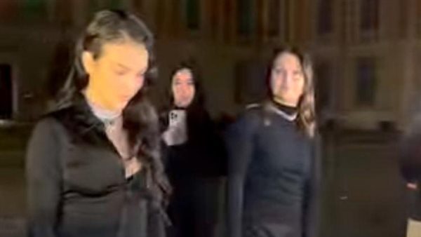 جورجينا رودريجيز تحضر عرض أزياء بالنسياجا بأسبوع باريس للموضة