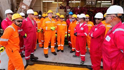 وزير البترول يتفقد الحفار البحري “القاهر-2” استعدادًا لحفر بئر جديدة